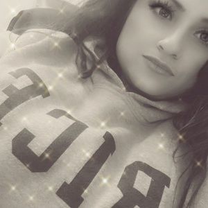 Meet your Posher, Claudia